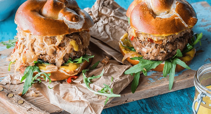 Frikadellenbrötchen mit Schwarzbier-Sauerkraut Rezept - REWE.de