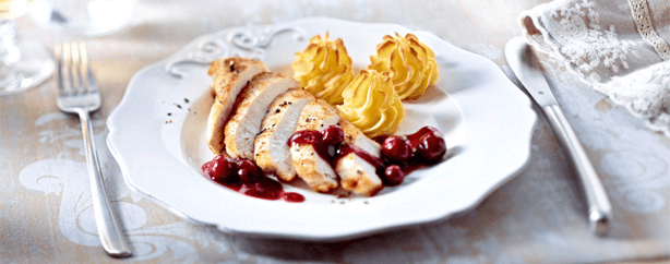 Hähnchenfilet mit Cranberrysoße &amp; Herzogin-Kartoffeln Rezept - REWE.de