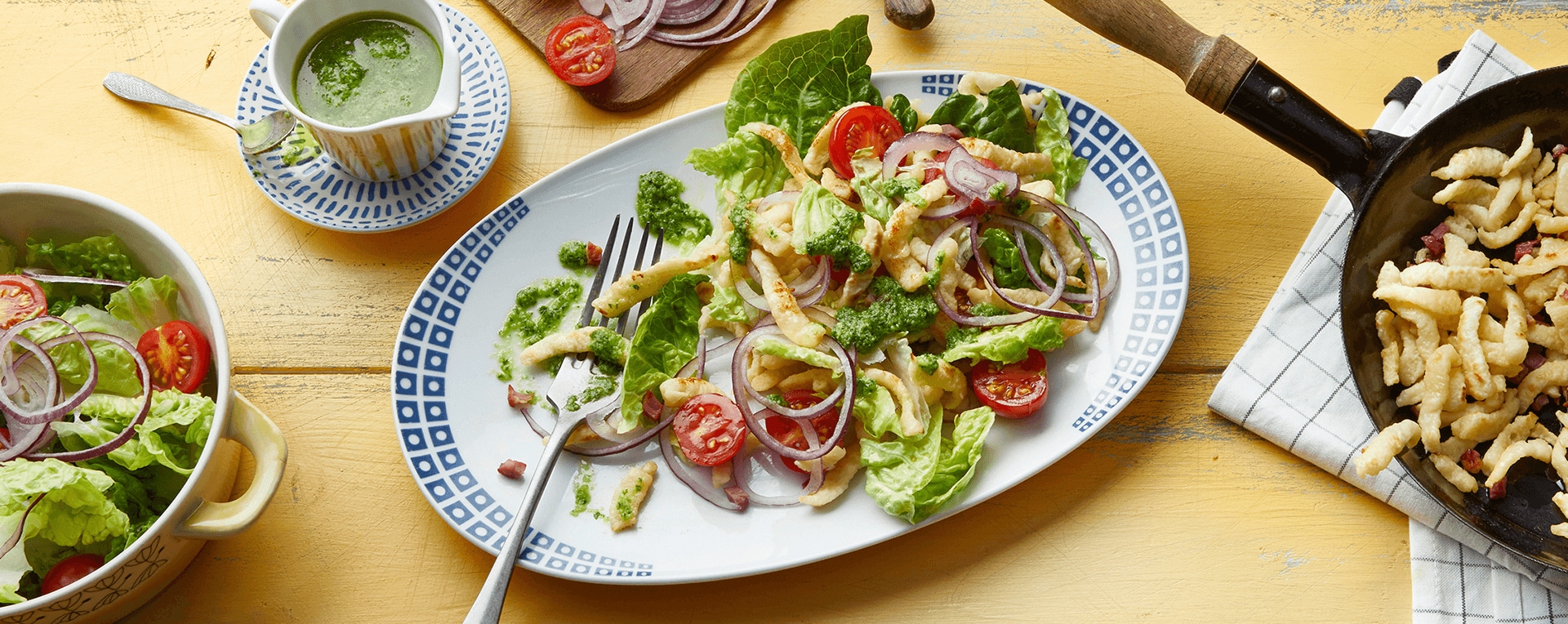 Lauwarmer Spätzle-Salat mit Schinken und Zitronen-Parmesan-Dressing