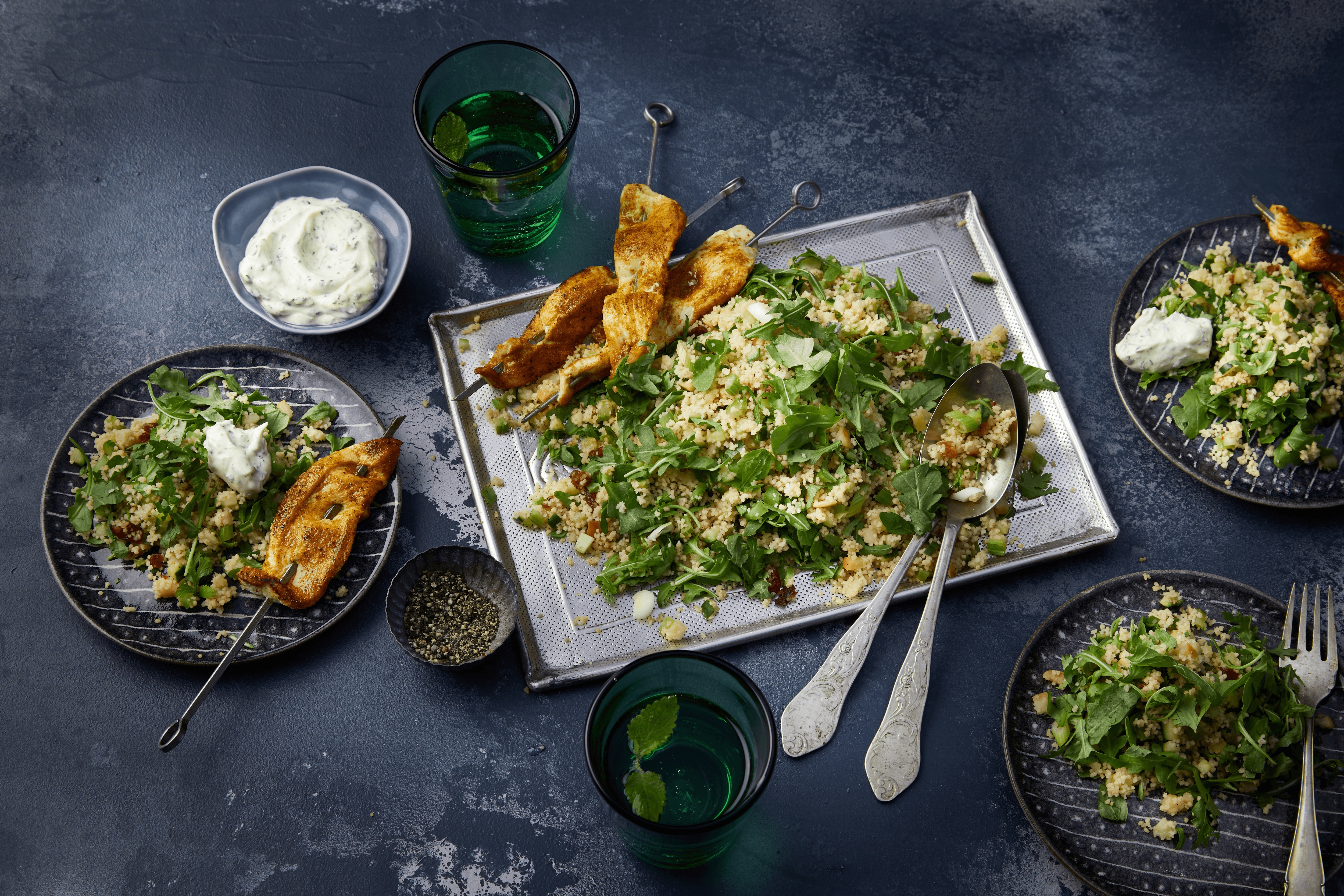 Orientalischer Couscous-Salat mit Hähnchenspießen Tandoori