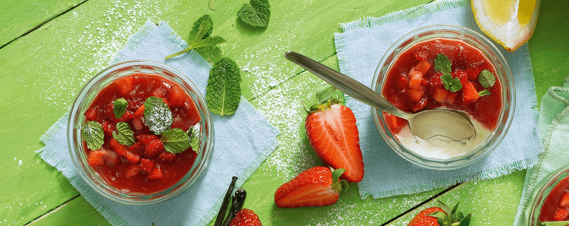 Panna cotta mit frischen Erdbeeren