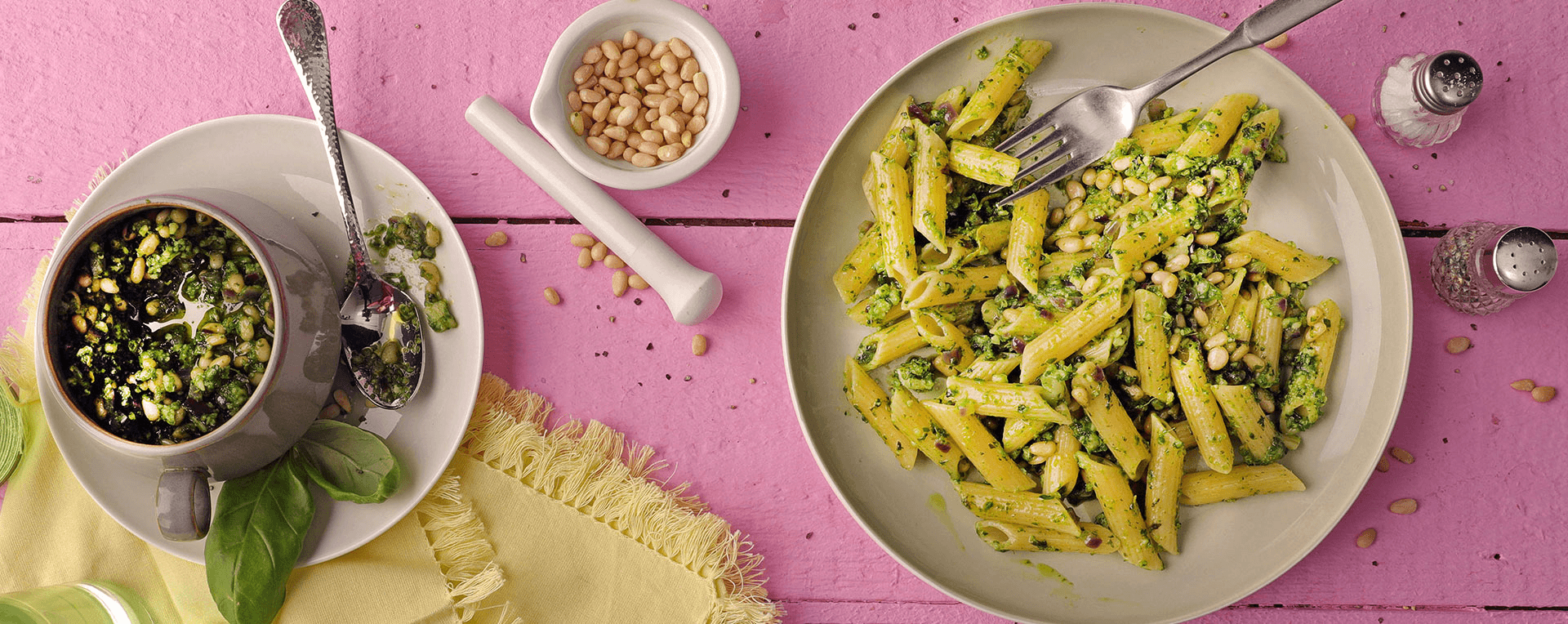 Pasta mit selbstgemachtem Pesto und Pinienkernen Rezept - REWE.de