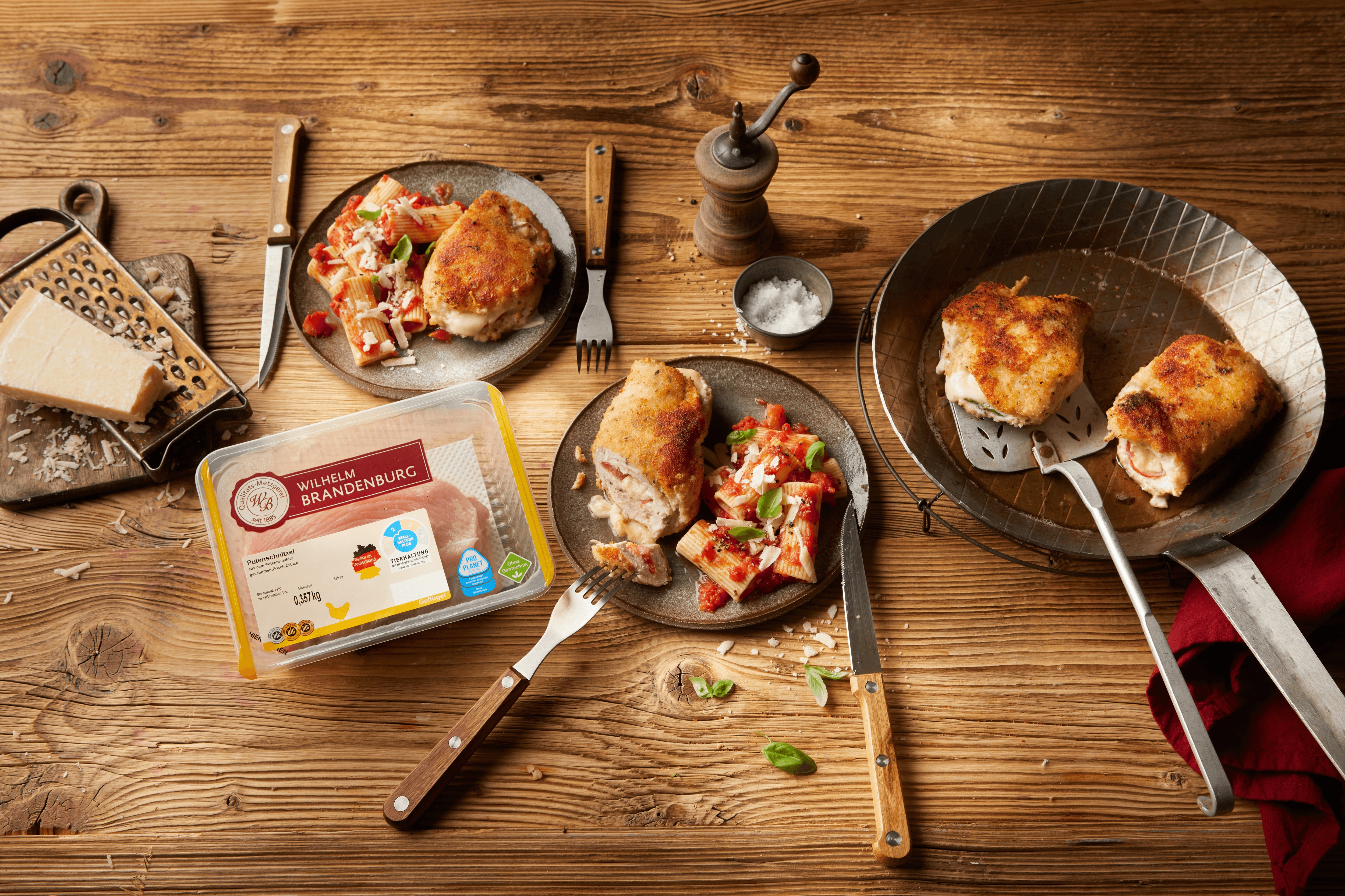 Putenschnitzel mit Tomate-Mozzarella-Füllung und Parmesan-Panade