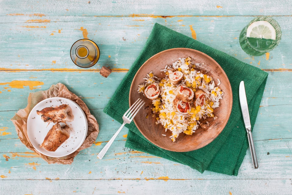 Schnitzelröllchen mit Röstpaprika auf Paprika-Reis