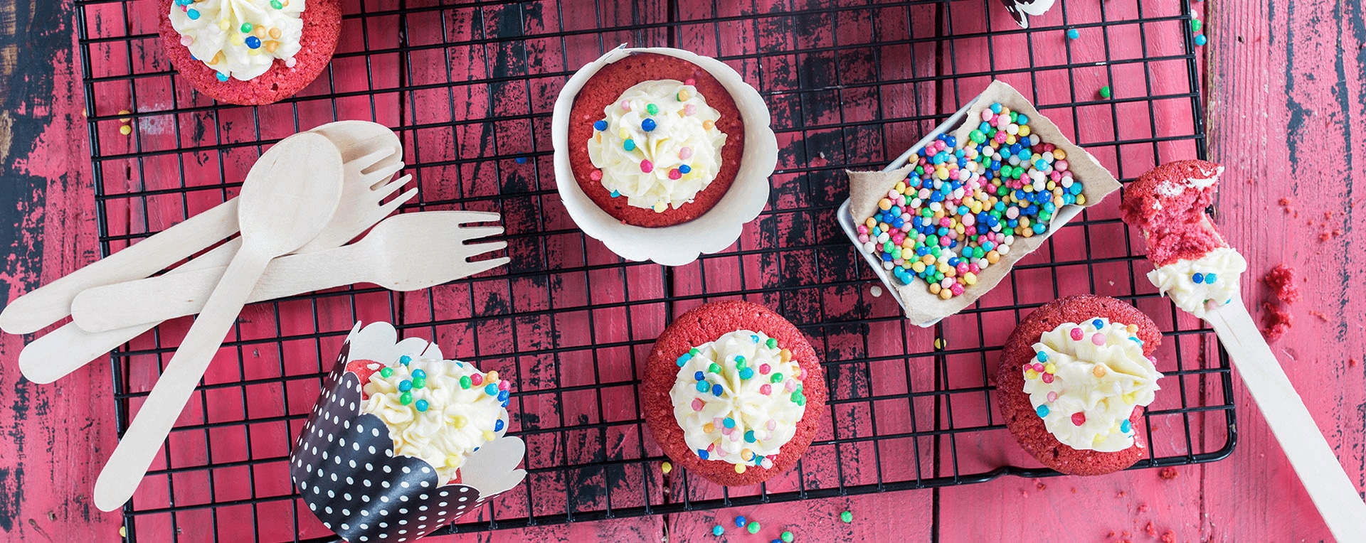 Red Velvet Cupcakes mit weißem Schoko-Frosting