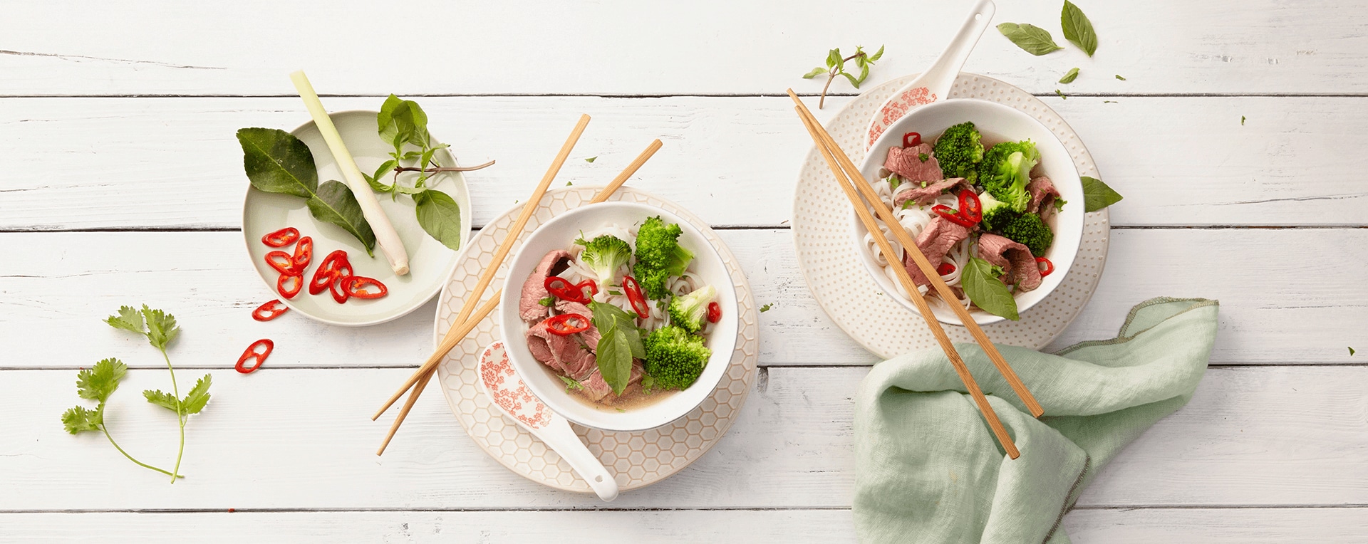 Asiatische Reisnudelsuppe mit Rindfleisch und Brokkoli