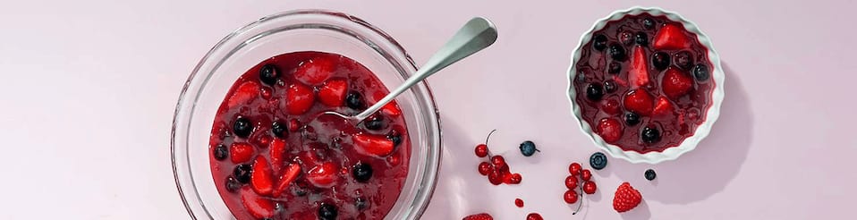 Geeistes Rote-Grütze-Süppchen mit Joghurt-Gelee