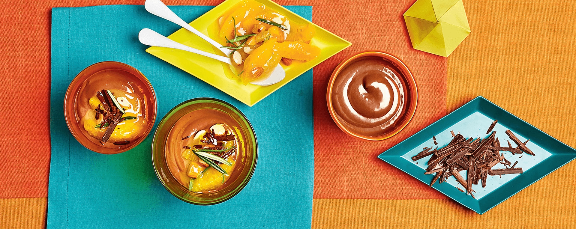 Schokoladen-Tonkabohnen-Pudding mit Orangenragout