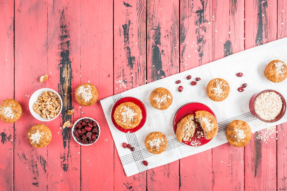 Schnelle Frühstücksmuffins mit Haferflocken und Nüssen