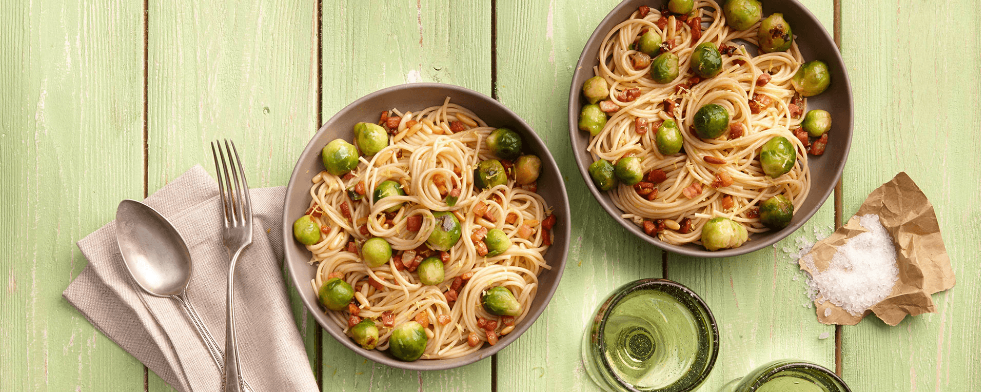 Schnelle Pasta mit Rosenkohl, Speck und Pinienkernen Rezept - REWE.de