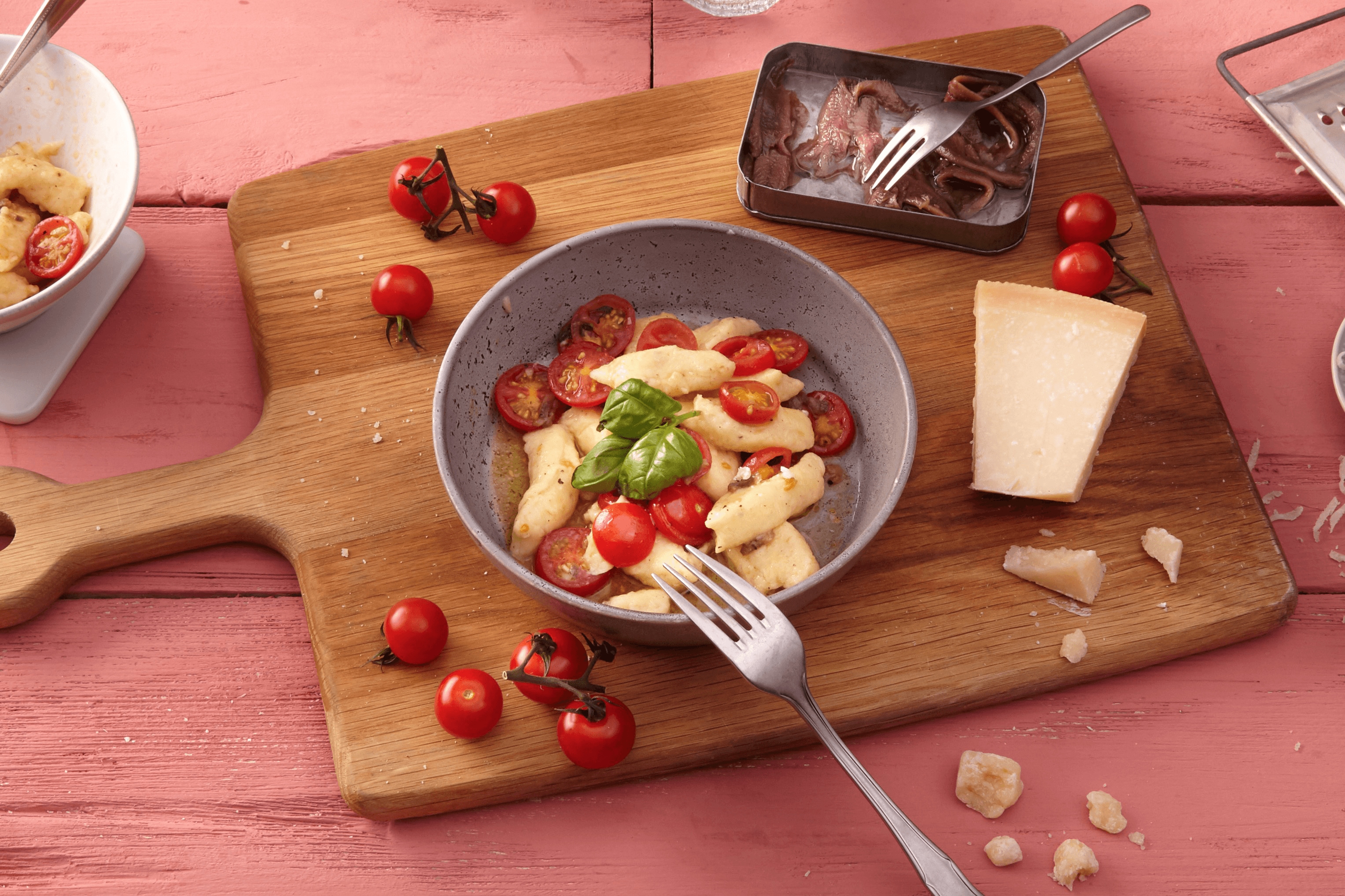 Parmesan-Gnocchi mit Tomaten-Sardellen-Salat