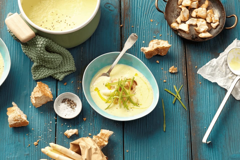 Spargelsuppe mit Curry und Hähnchen