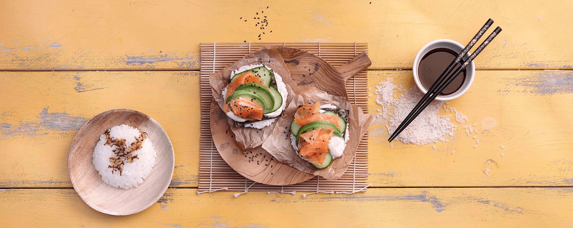 Sushi-Burger mit Lachs und Avocado
