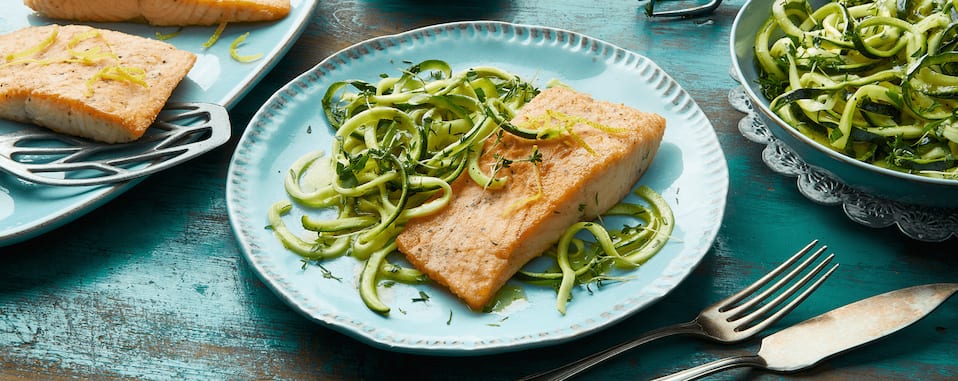 Zucchini-Kräuter-Salat mit gebratenem Lachs