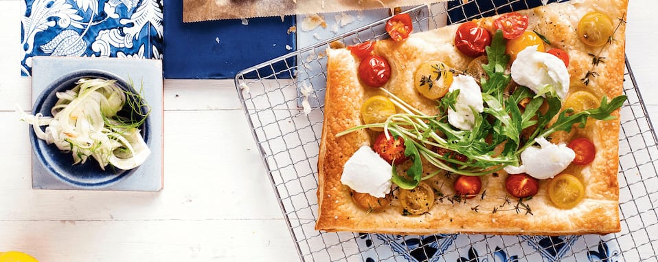 Flammkuchen mit Kirschtomaten, Rucola & Mozzarella