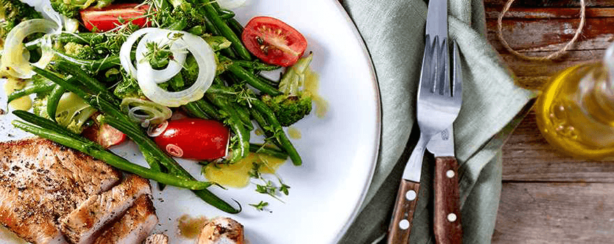 Puten-Pfeffersteak mit Gemüsesalat Rezept - REWE.de