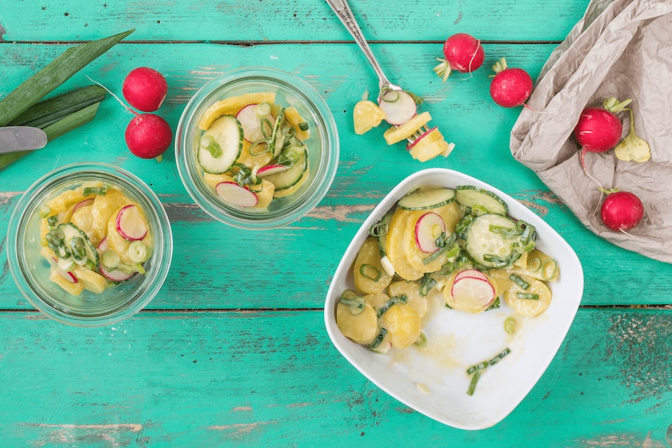 Veganer Kartoffelsalat mit Essig und Öl