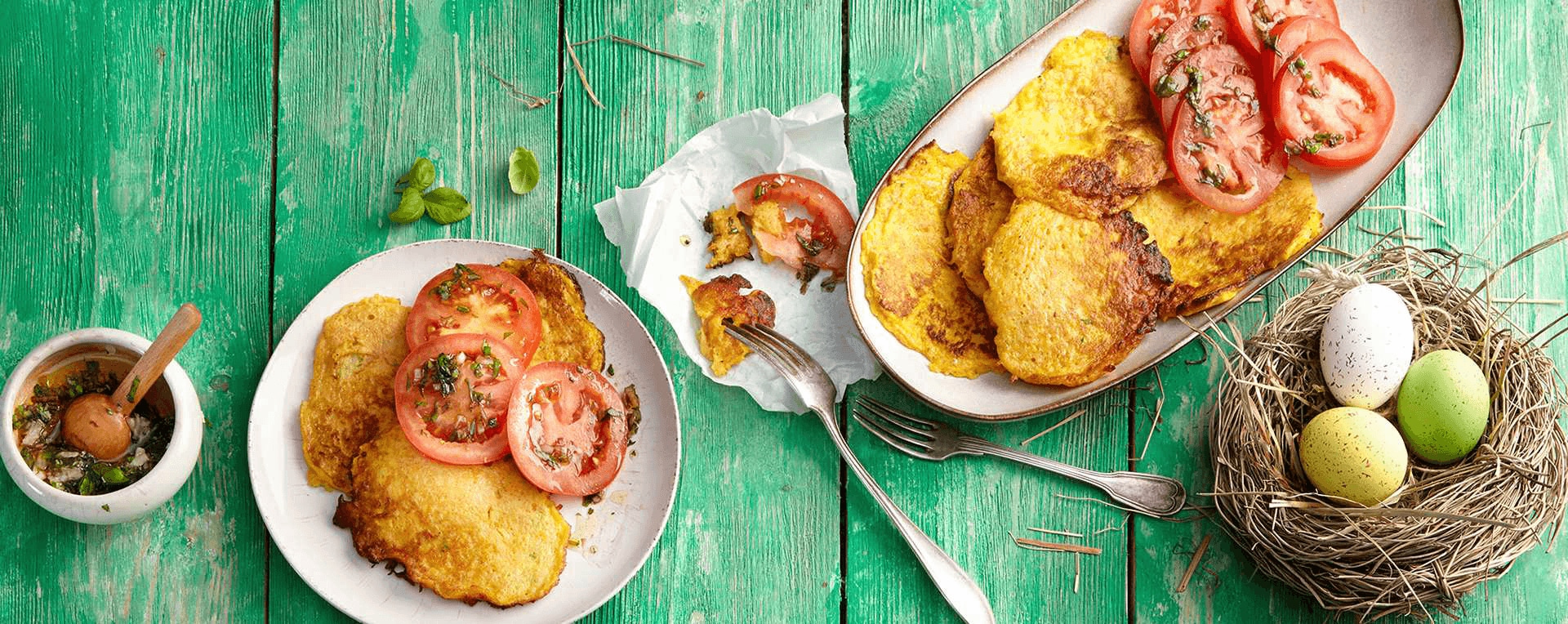 Zucchini-Möhren-Pancakes mit Tomatensalat