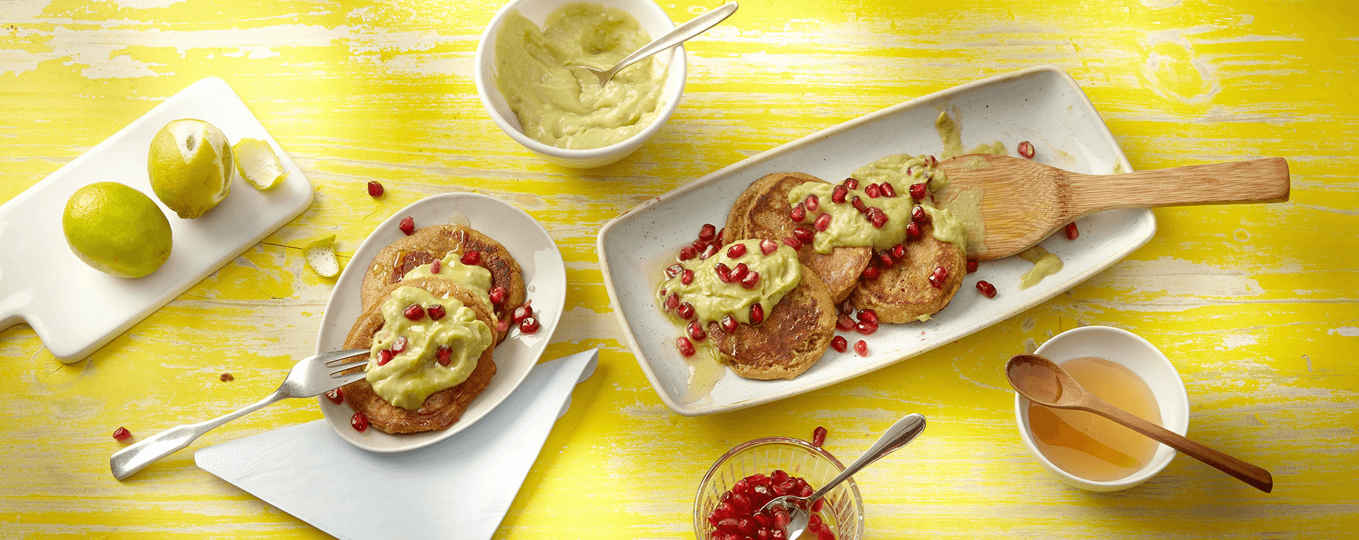 Bananen Pancakes mit Limonen-Avocado-Creme &amp; Granatapfelkernen Rezept ...