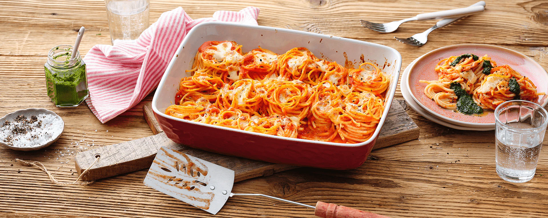 Überbackene Spaghettinester mit Basilikumpaste