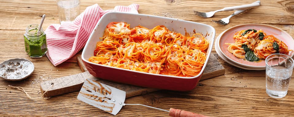 Überbackene Spaghettinester mit Basilikumpaste