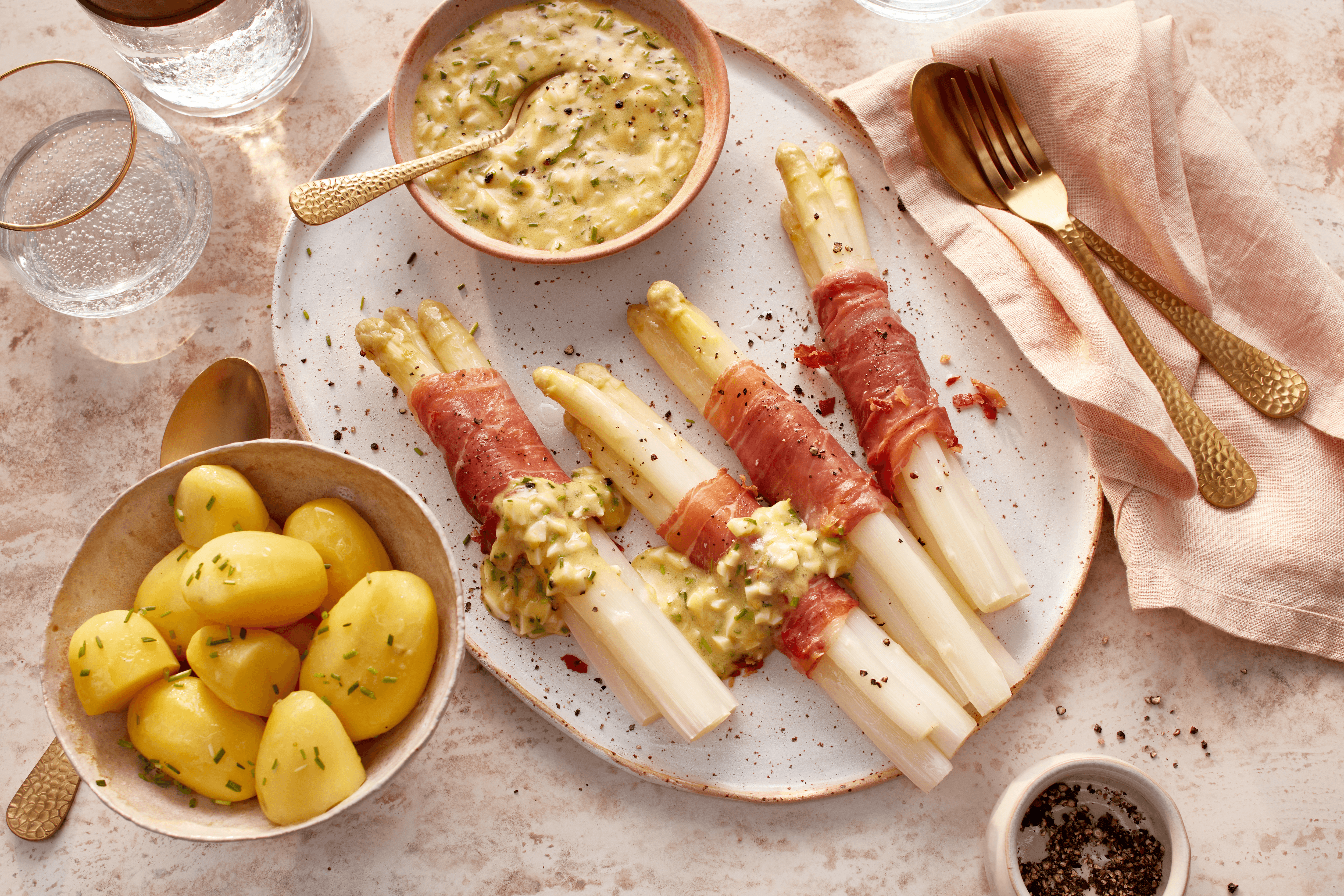 Spargel aus dem Ofen mit Bozner Sauce und neuen Kartoffeln Rezept - REWE.de