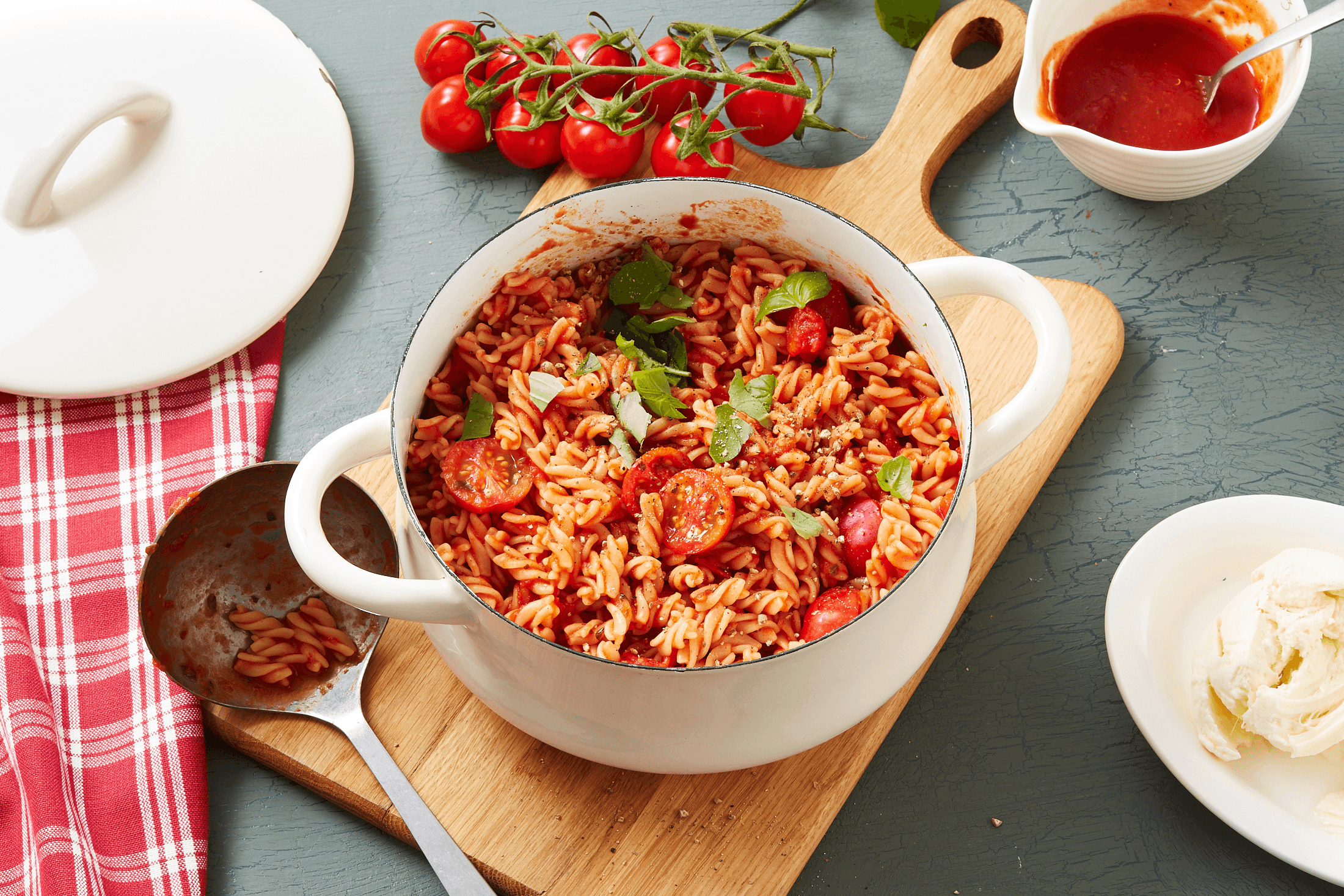 One Pot Pasta mit Tomate, Basilikum und Mozzarella Rezept - REWE.de