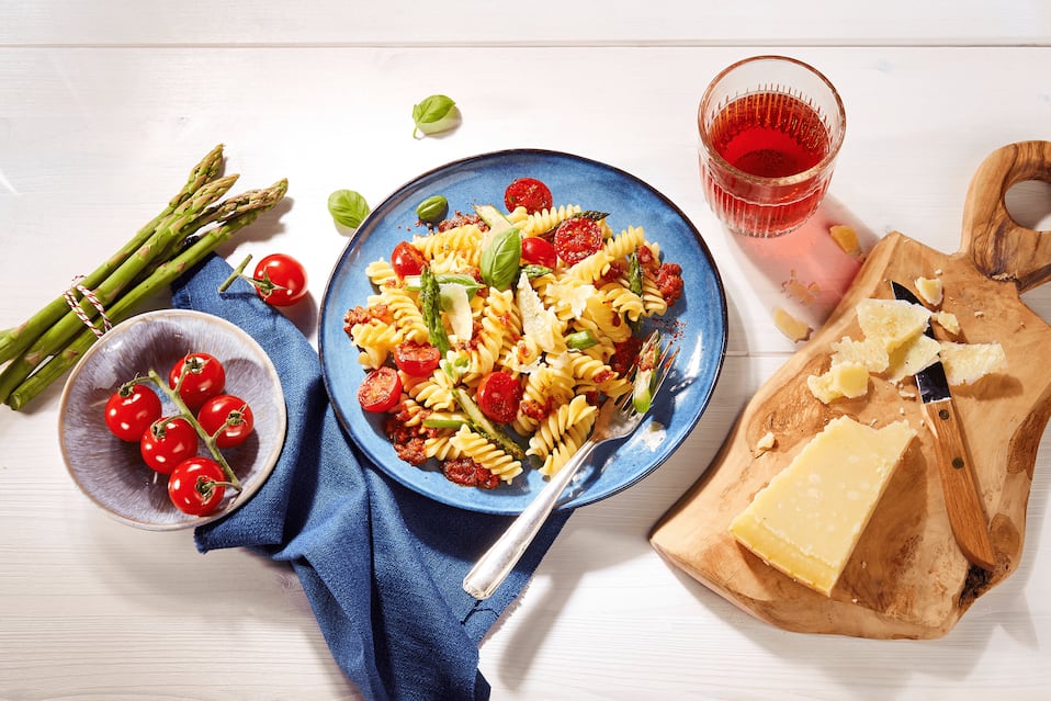 Fusilli mit grünem Spargel und Kirschtomaten