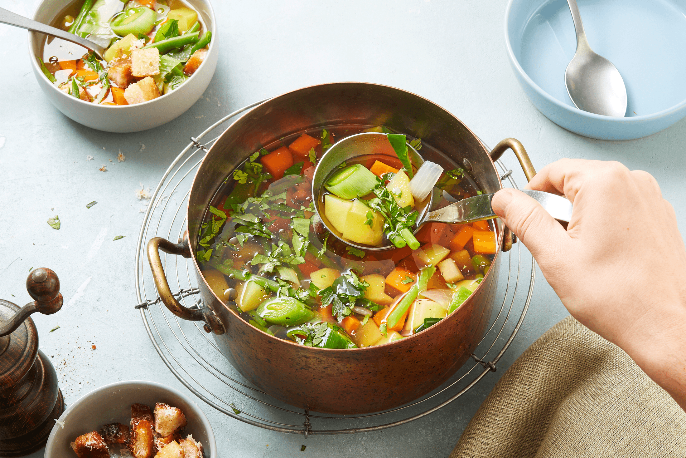 Klassische Gemüsesuppe mit Parmesan-Croûtons Rezept - REWE.de