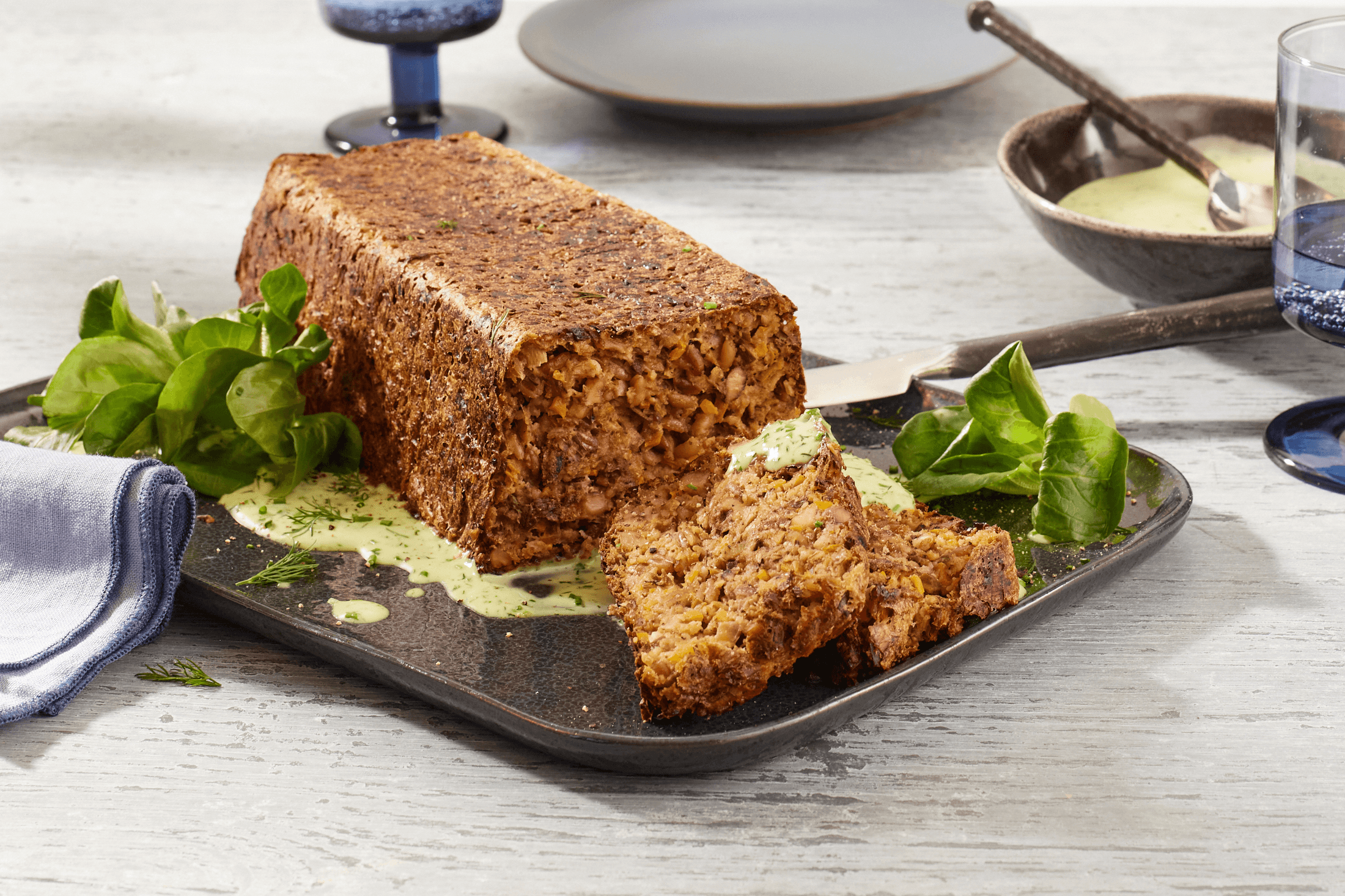 Grünkernbraten mit Kräuterrahmsoße Rezept - REWE.de