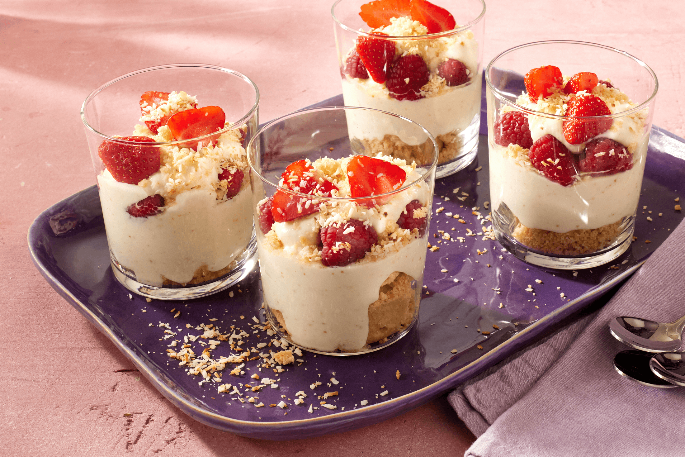 Kokos-Mandelwölkchen mit frischen Erdbeeren Rezept - REWE.de