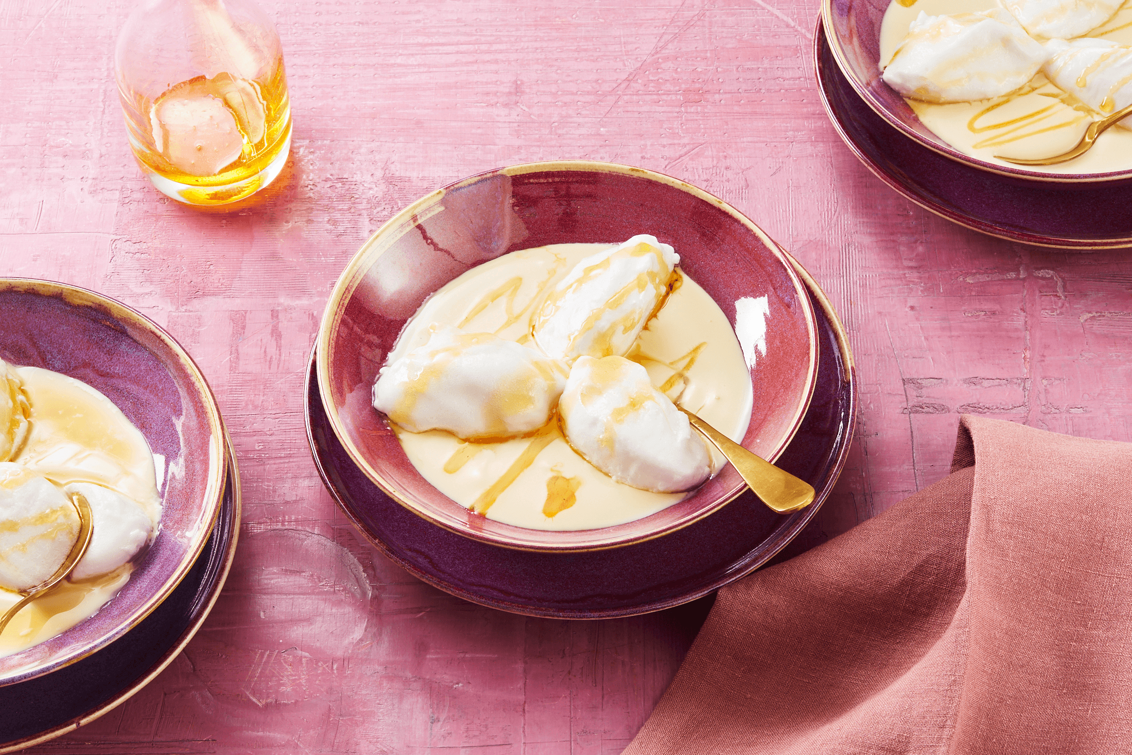 Schneeklößchen mit Karamell auf Vanillesoße Rezept - REWE.de