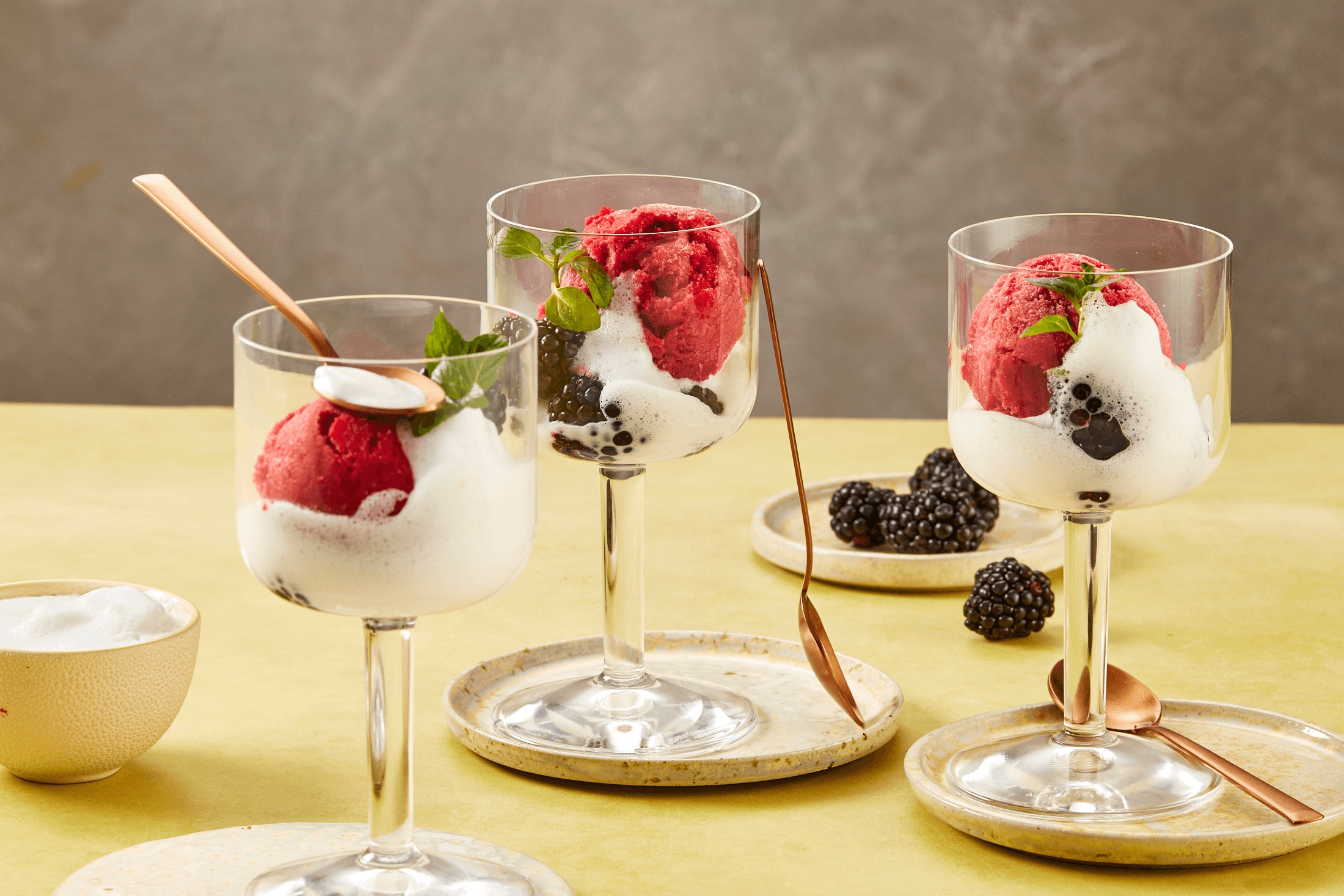 Himbeersorbet mit Minzschaum Rezept - REWE.de