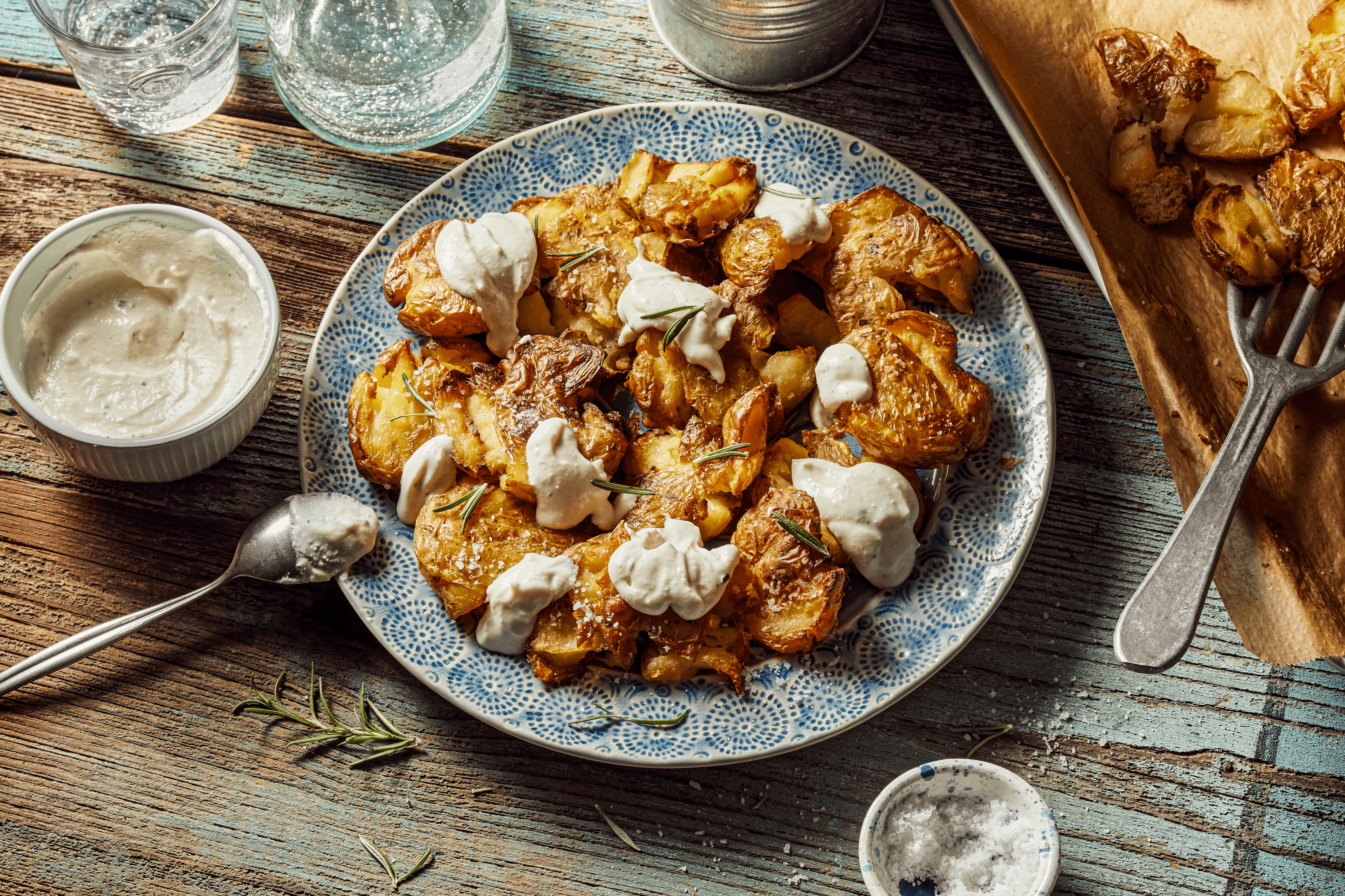 Crunchy Smashed Potatoes mit Feta-Knoblauch-Dip Rezept - REWE.de