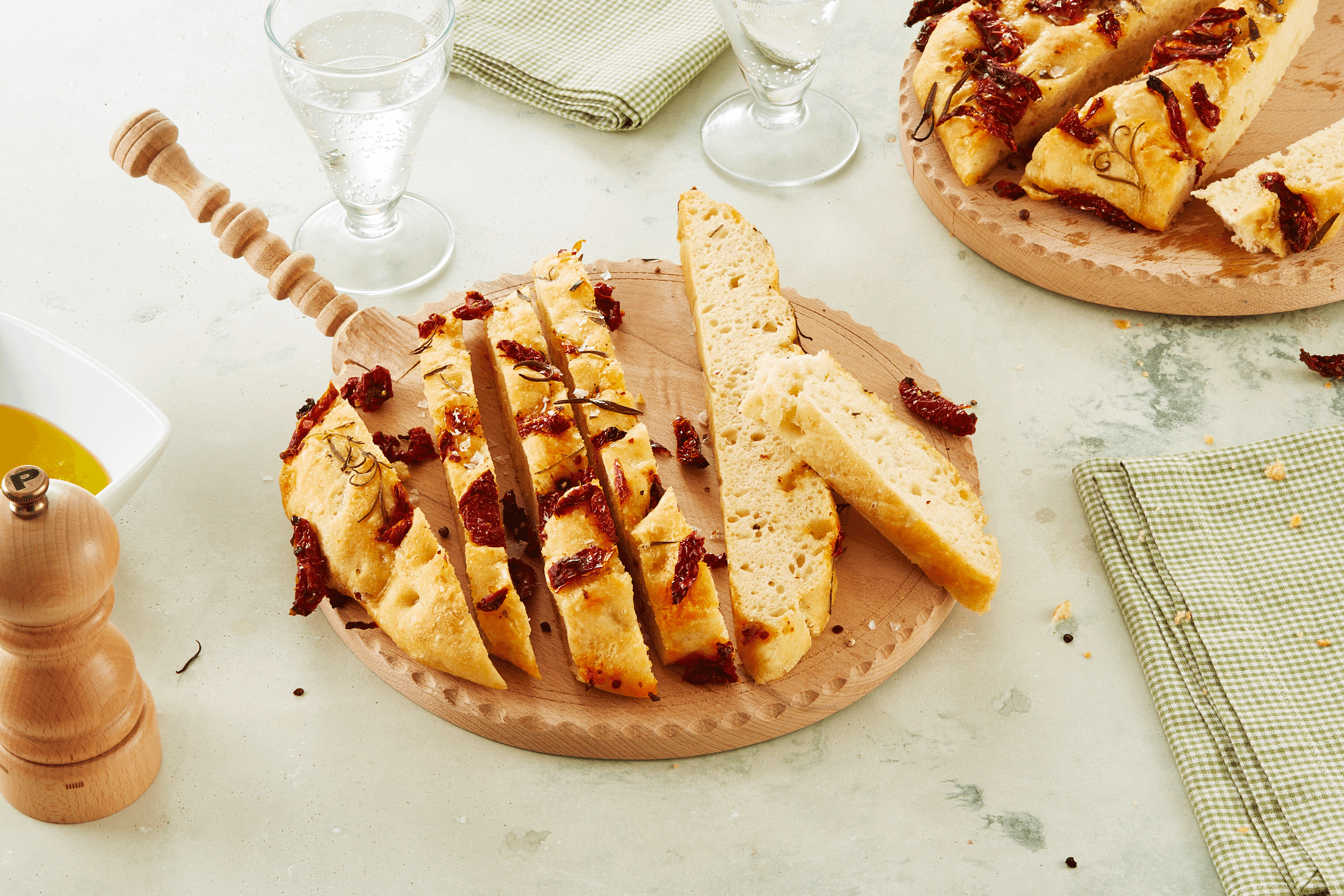 Focaccia mit Rosmarin und getrockneten Tomaten Rezept - REWE.de