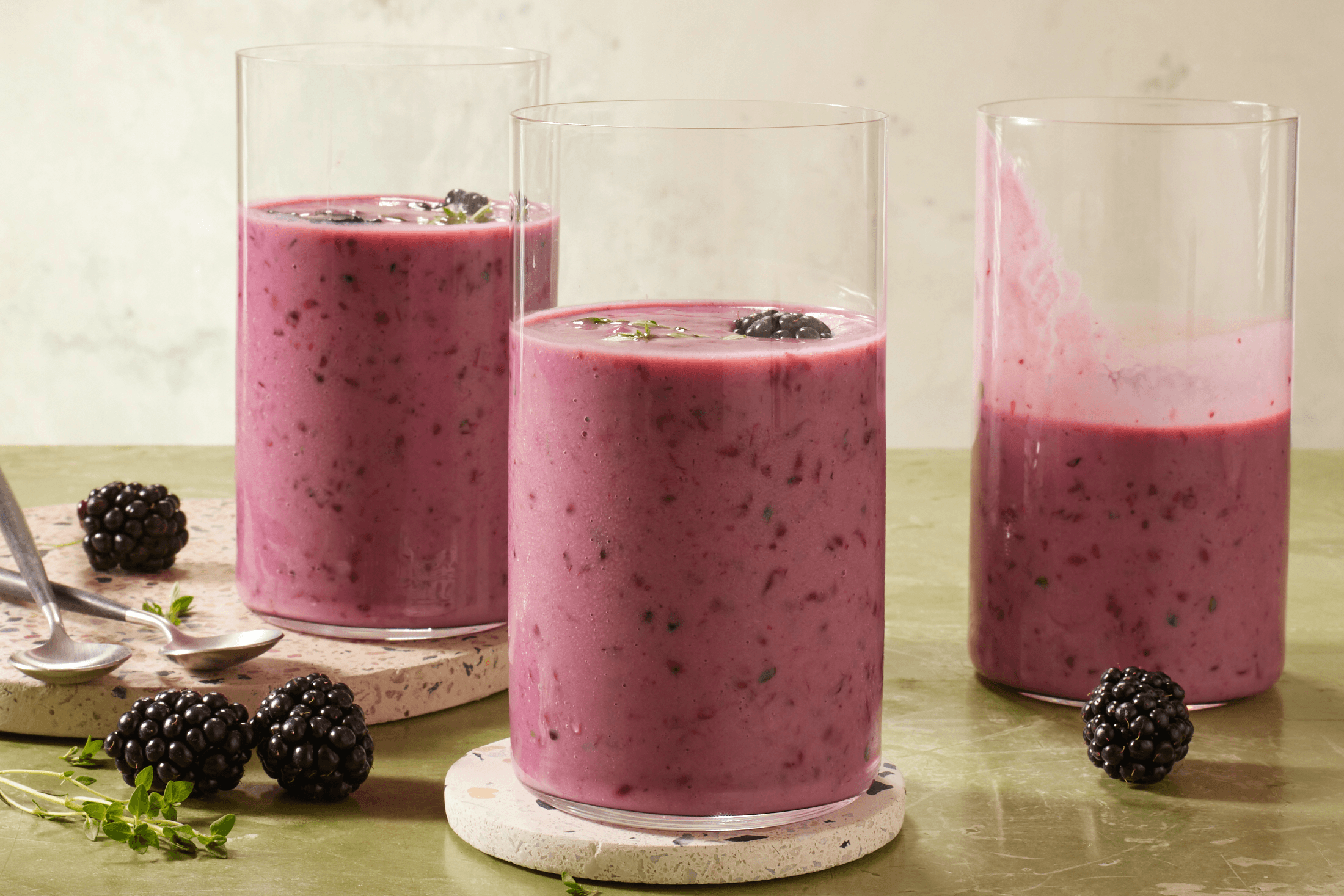 Frühstücksshake mit Brombeere Rezept - REWE.de