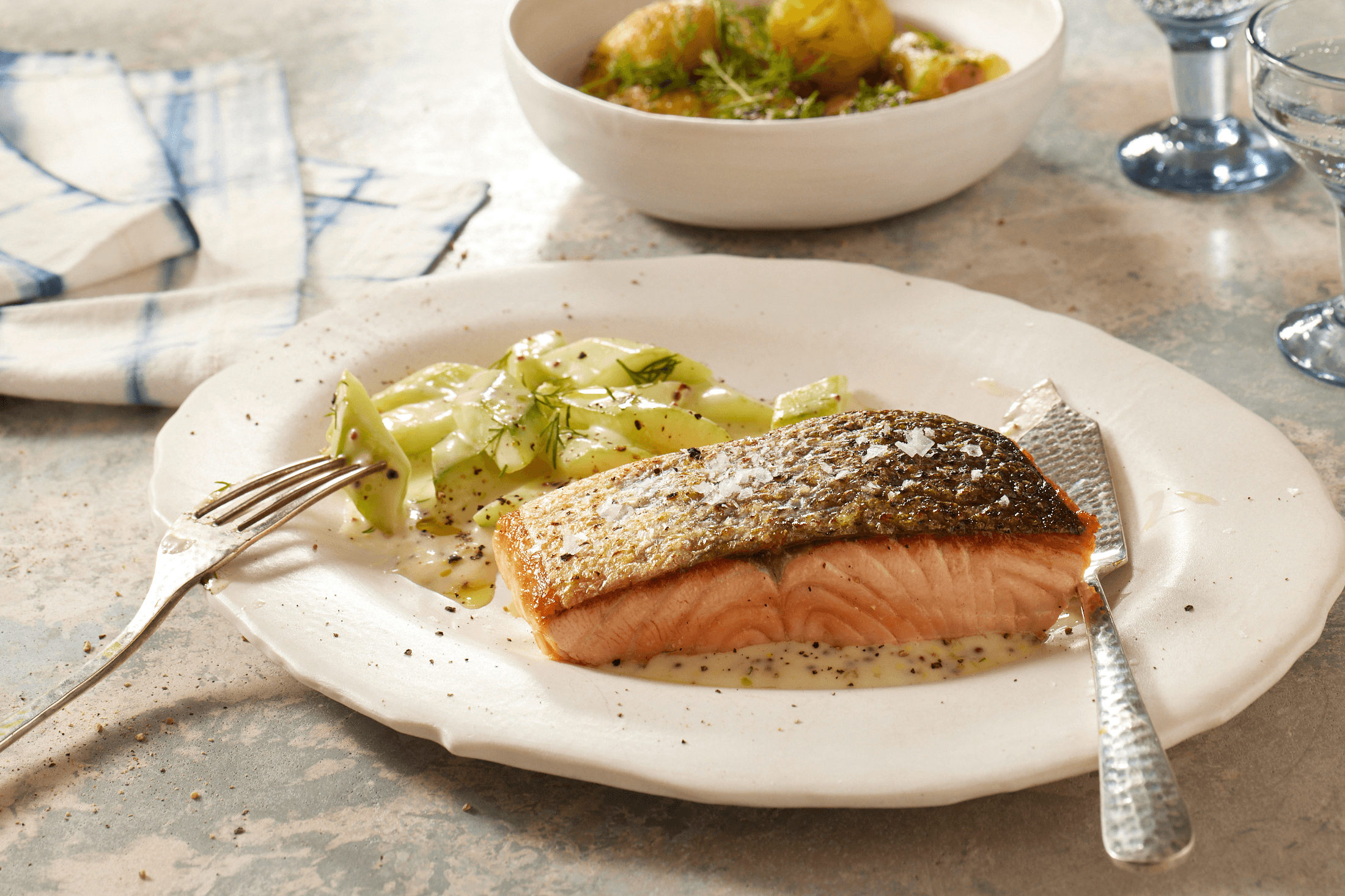 Gebratenes Lachsfilet mit Gurkengemüse in Senf-Sahnesoße Rezept - REWE.de