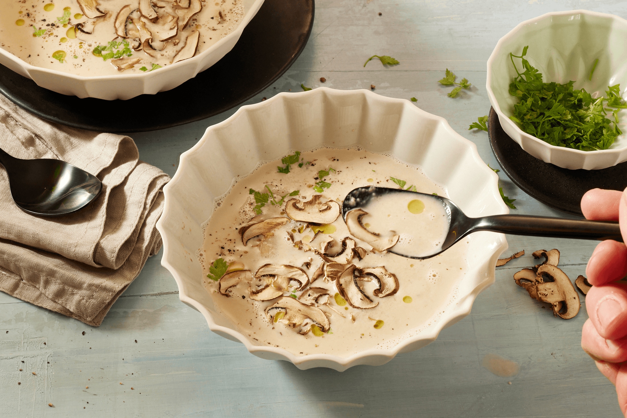 Feine Pilzcremesuppe mit ofengetrockneten Champignons Rezept - REWE.de