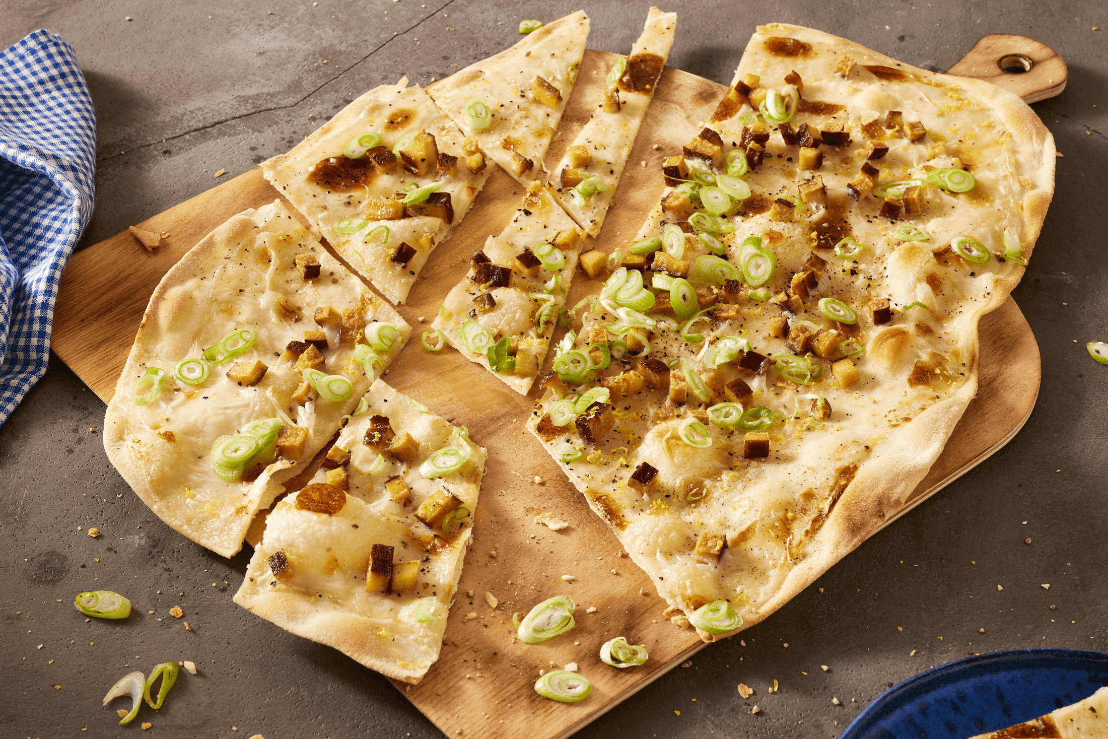 Flammkuchen mit Lauch und Räuchertofu Rezept - REWE.de