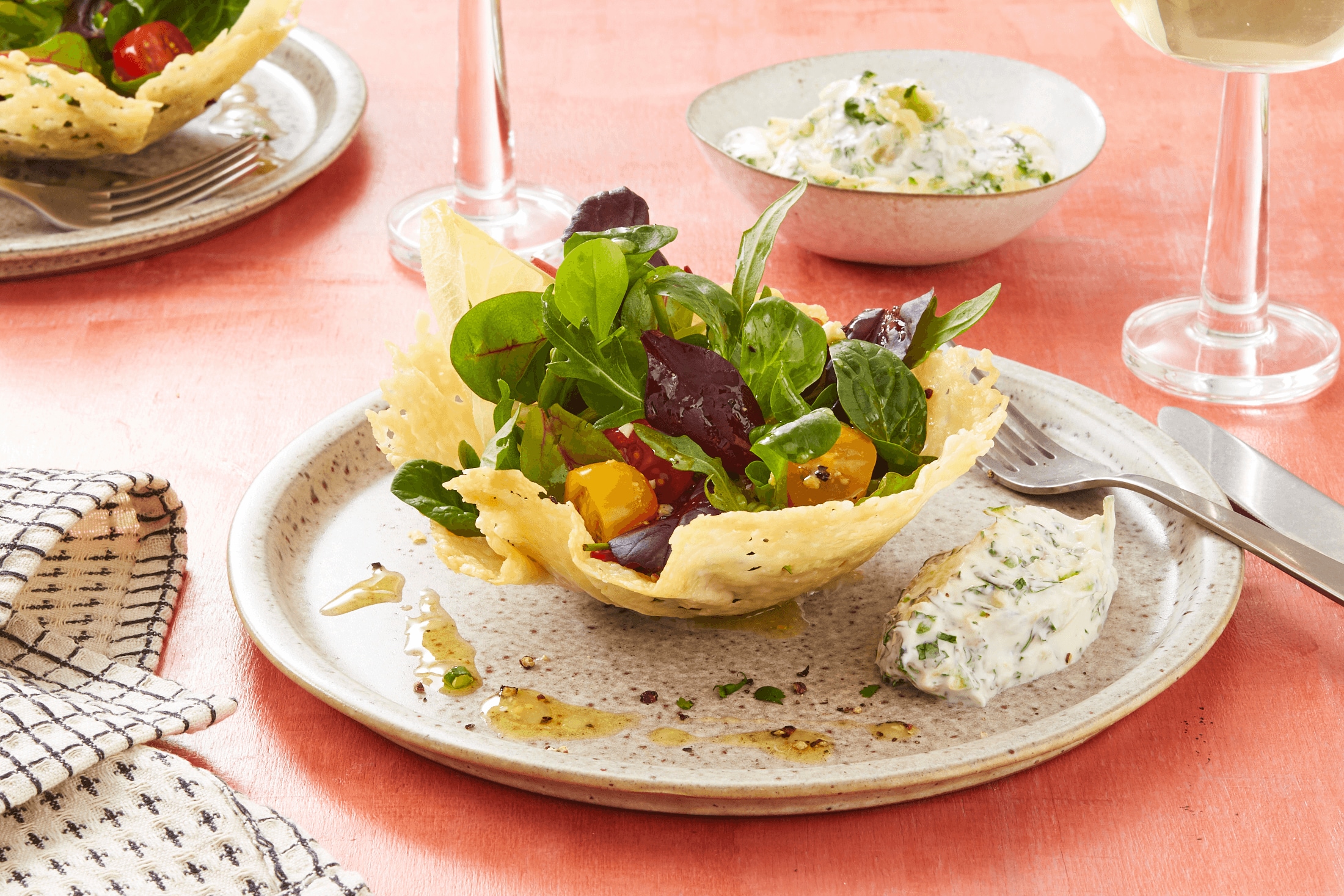 Blattsalat im Parmesankörbchen mit Kräuterquark