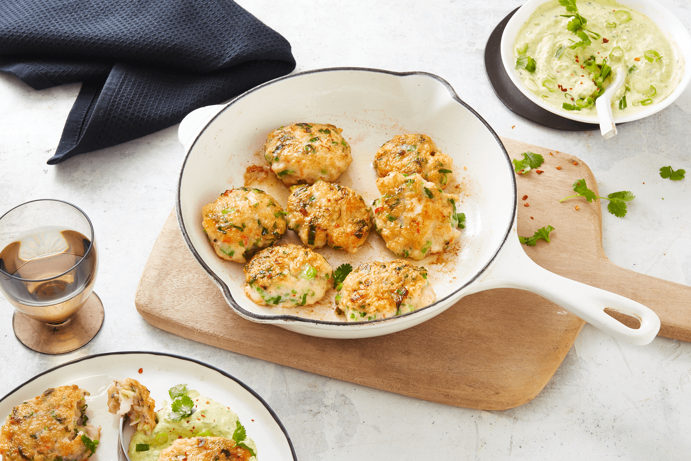 Garnelen-Bratlinge mit Curry-Dip Rezept - REWE.de