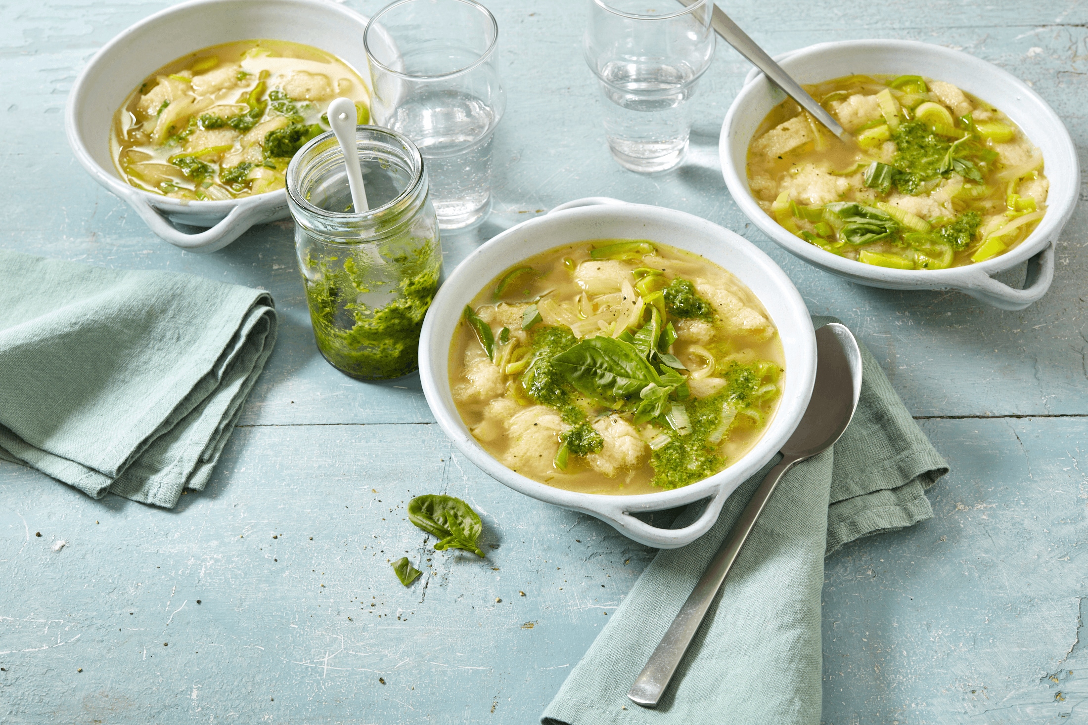 Brotsuppe mit Pesto Rezept - REWE.de