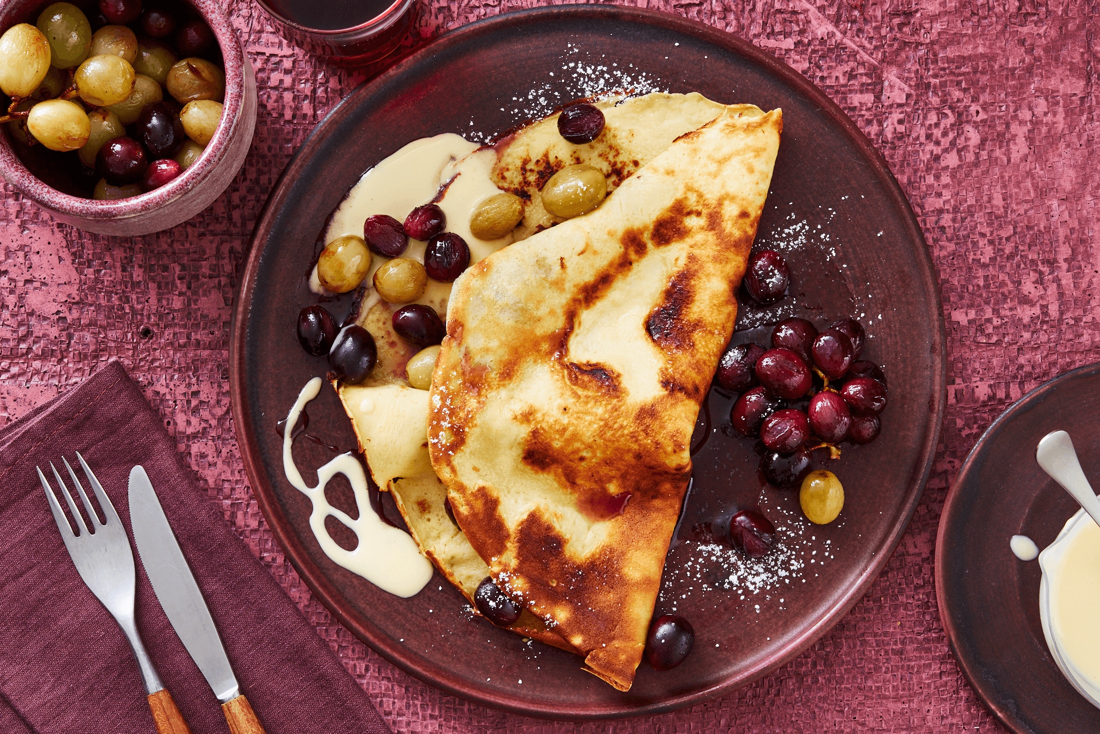 Dinkelpfannkuchen mit Trauben und Vanillesoße Rezept - REWE.de