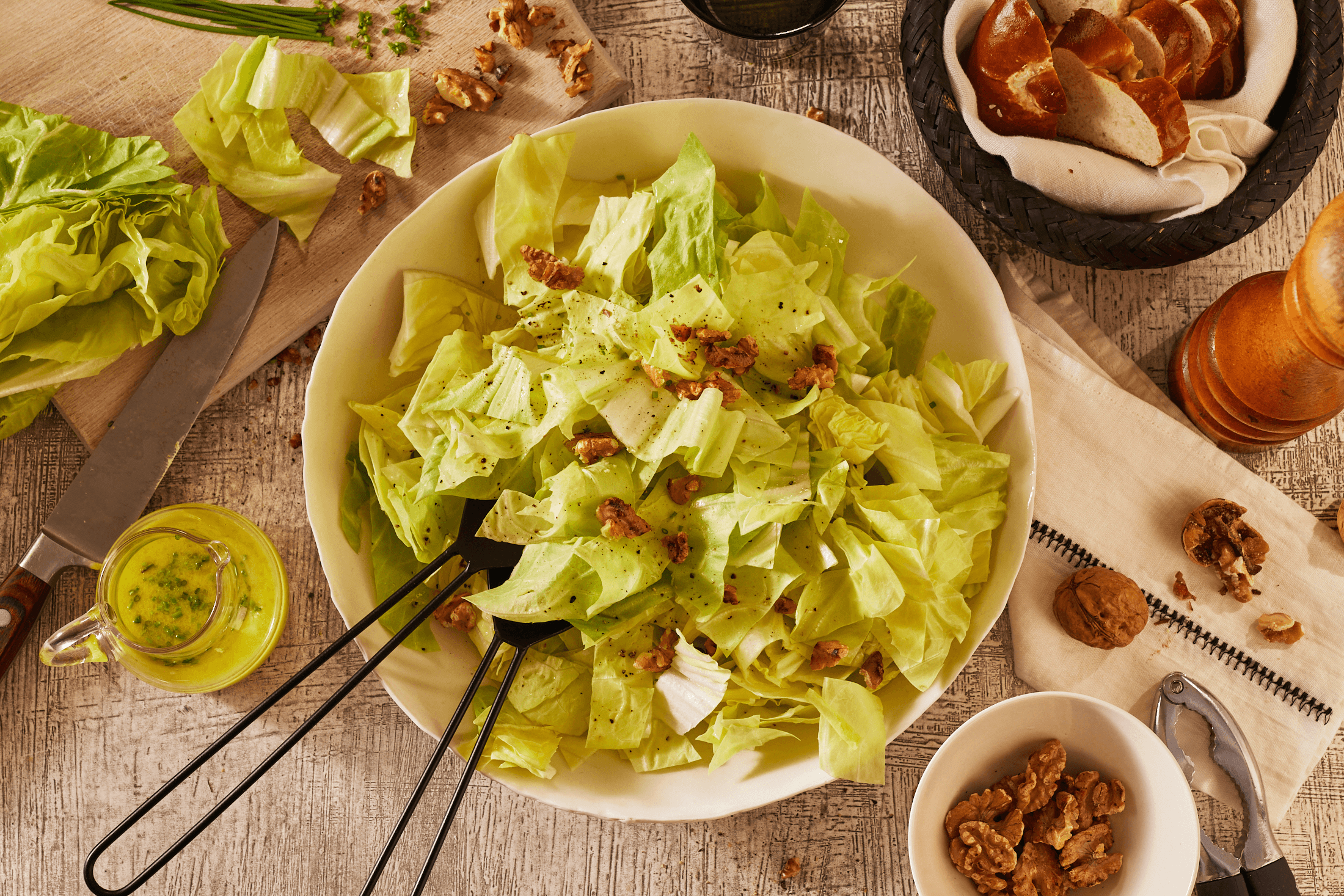 Zuckerhut-Salat mit Walnusskernen Rezept - REWE.de