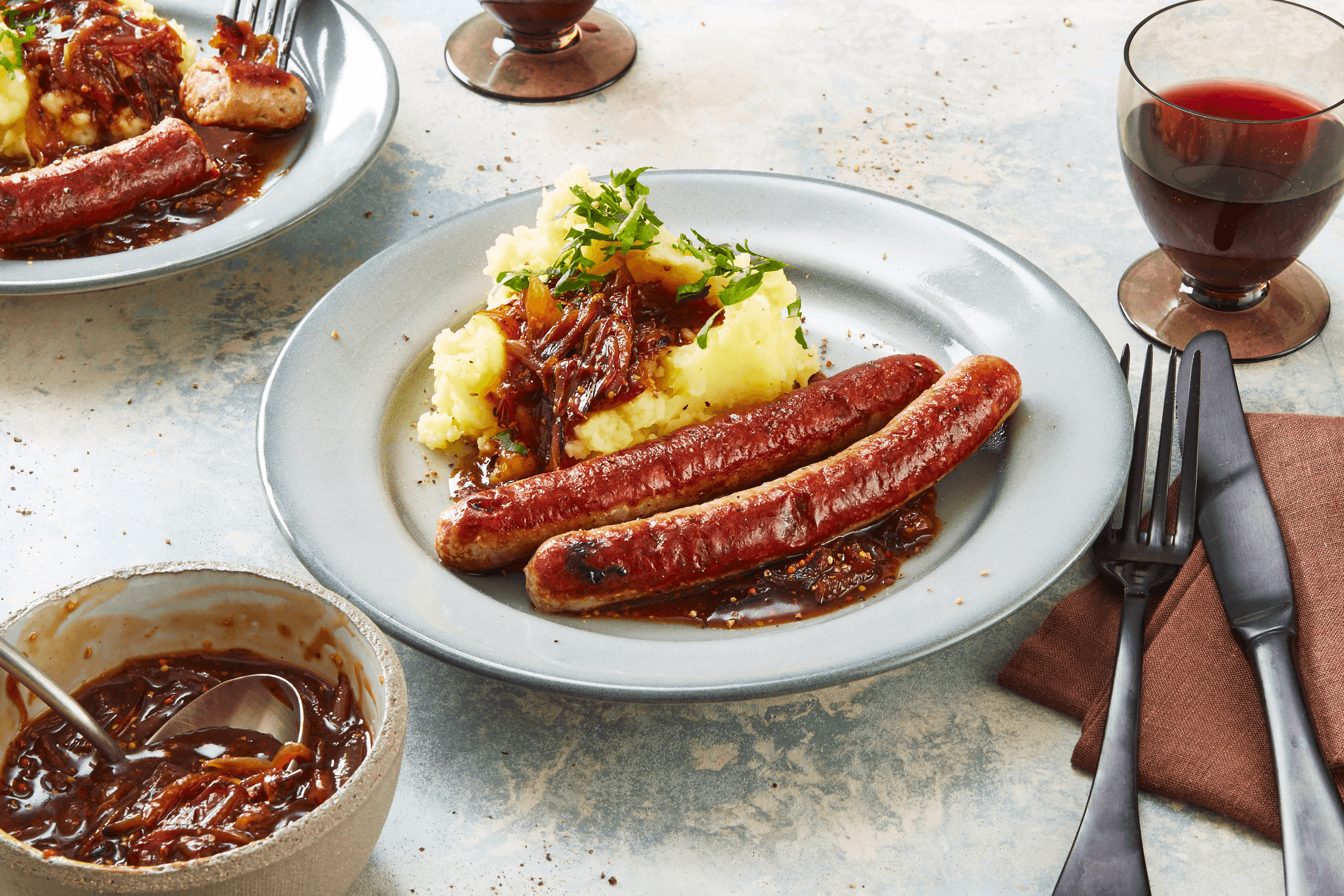 Bratwurst mit Zwiebelsoße Rezept - REWE.de