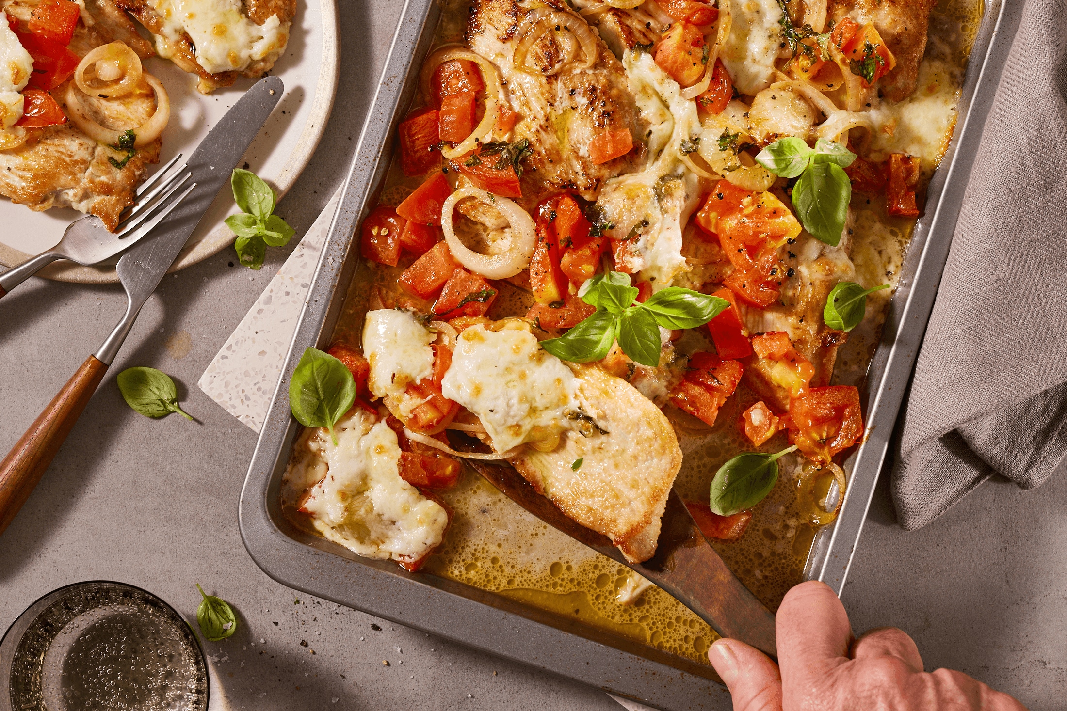 Tomaten-Mozzarella-Schnitzel aus dem Ofen Rezept - REWE.de