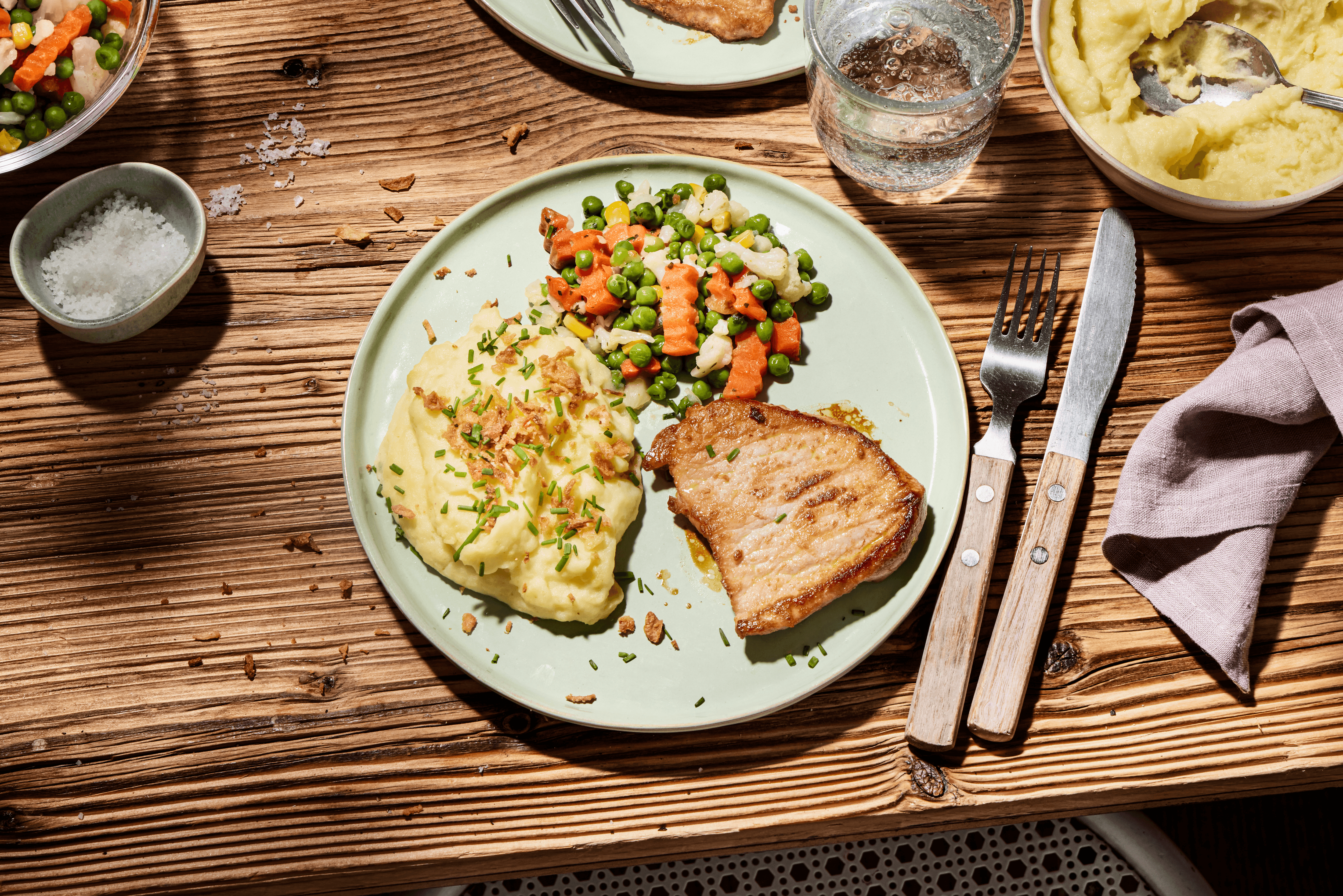 Minutensteaks mit Kartoffelbrei und Buttergemüse Rezept - REWE.de