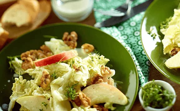 Grüner Salat mit Cranberries, Avocados und Walnüssen Rezept - REWE.de