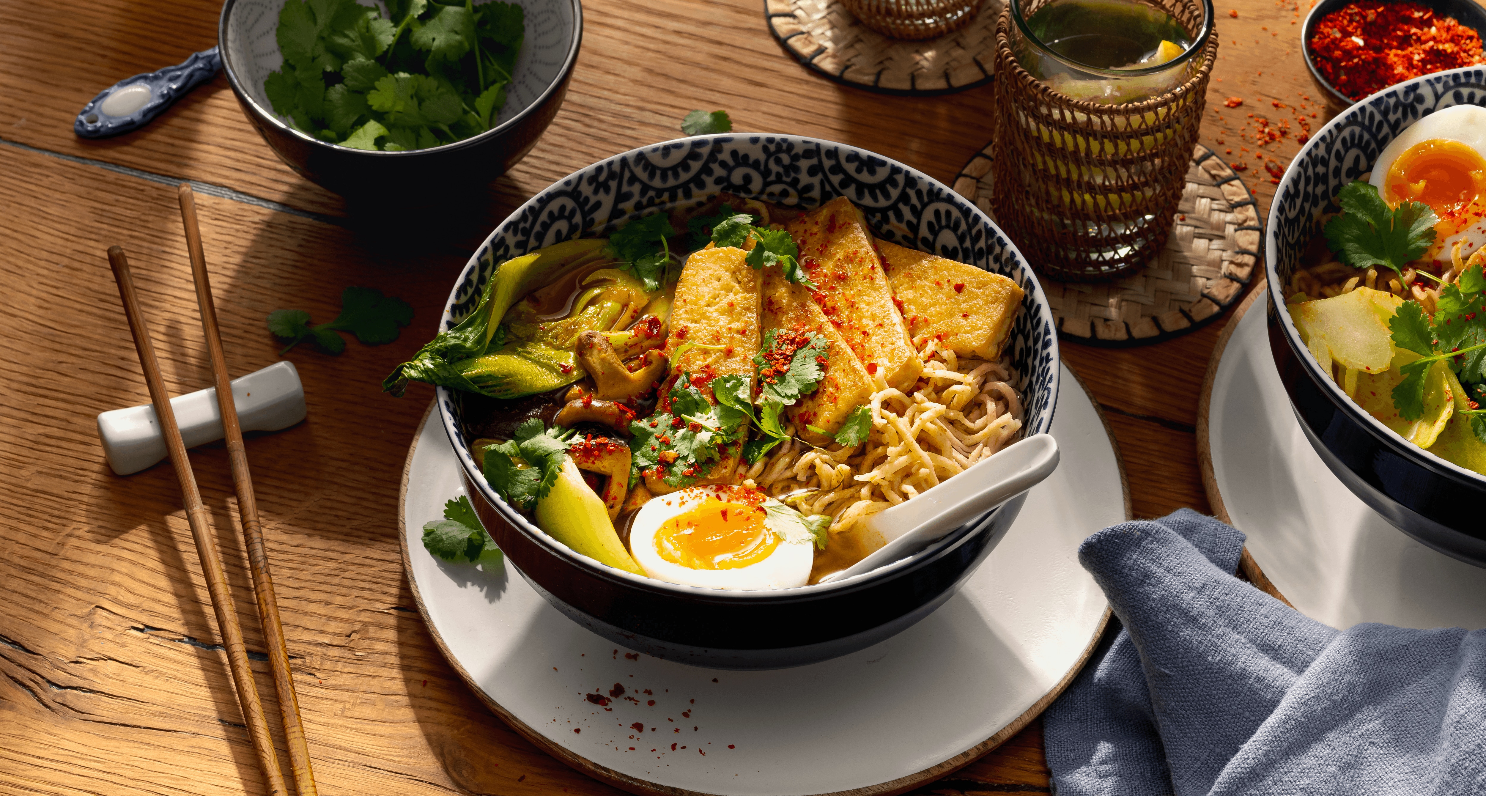 Vegetarische Currysuppe mit Mie-Nudeln und Tofu