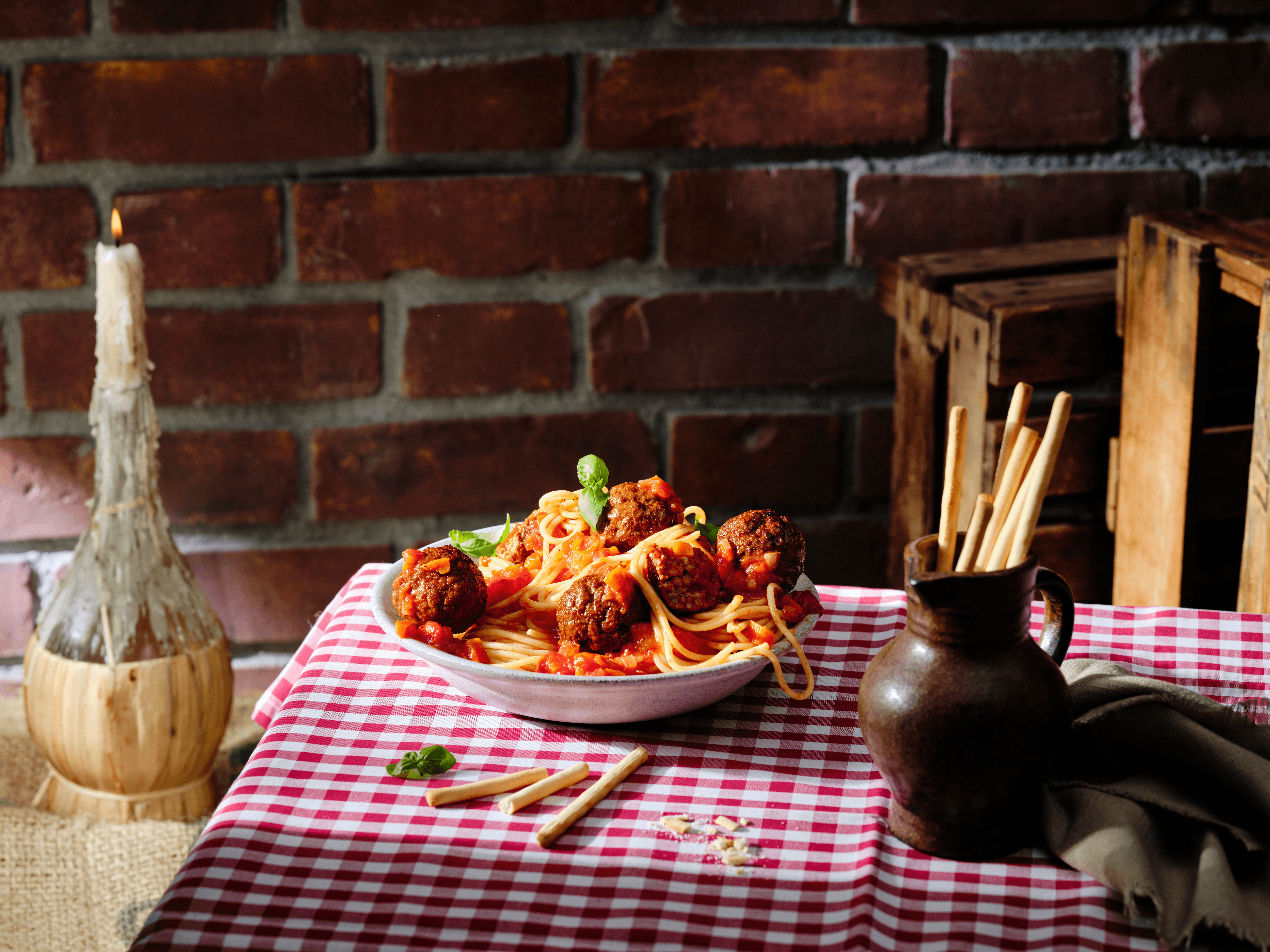 Spaghetti mit schneller Hackbällchen-Soße Rezept - REWE.de